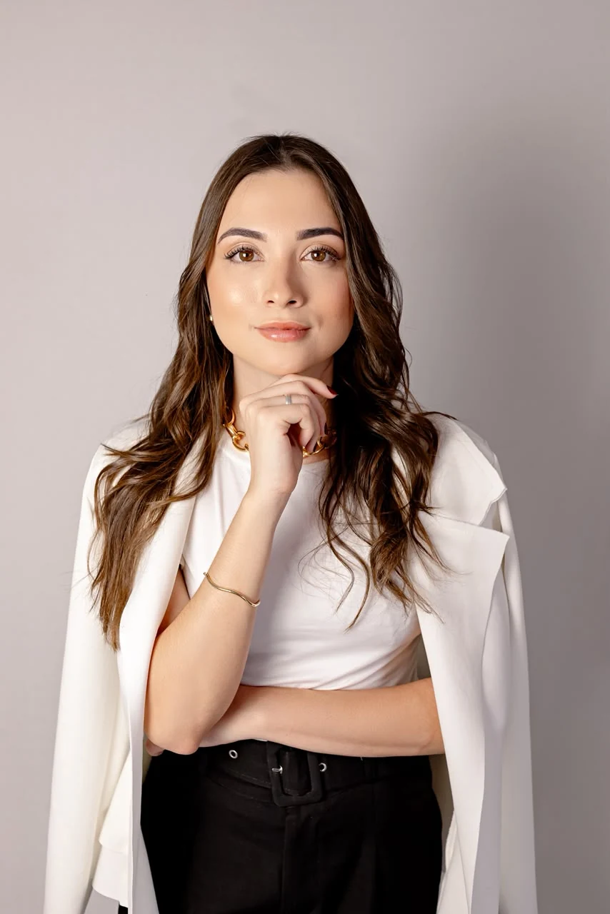 Modelo com brincos e acessórios Ventura