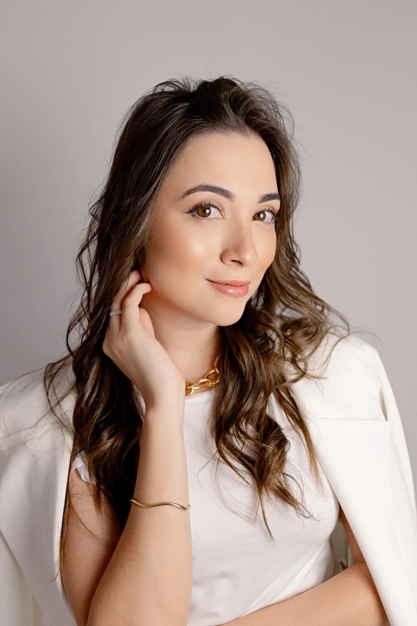 Modelo usando colar, brincos e pulseira dourados