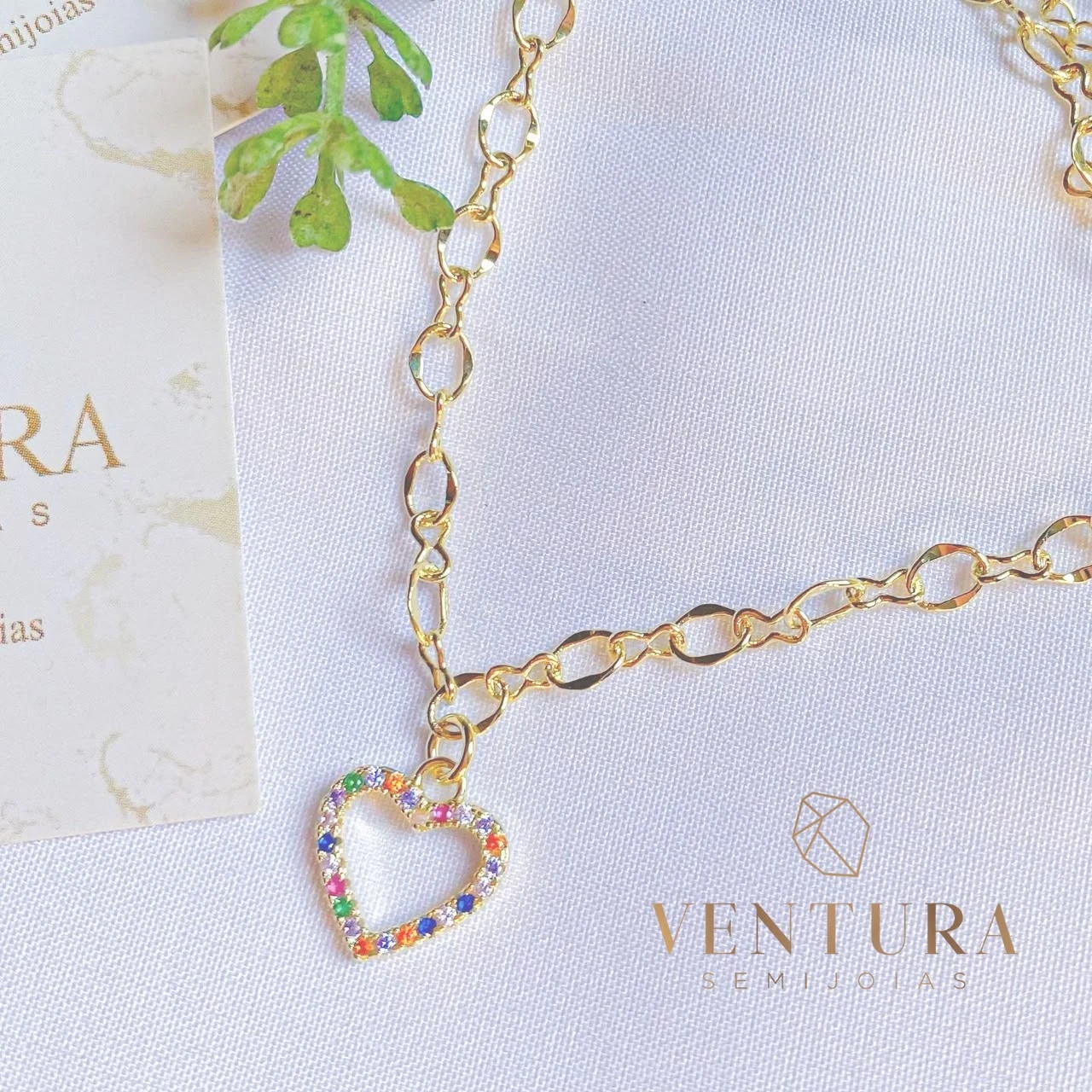 Colar dourado com pingente de coração